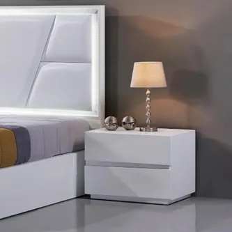 Mesa de cabeceira Belgrado branca com duas gavetas, candeeiro e esferas decorativas