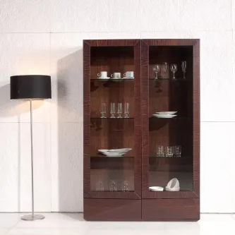 Vitrine de madeira escura com portas de vidro e loiça exposta