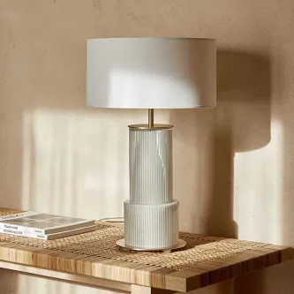 Candeeiro Atina branco com base cerâmica estriada e cúpula redonda sobre mesa