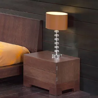 Mesa de cabeceira Una em madeira escura com candeeiro de mesa com cúpula castanha