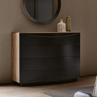 A cómoda Firenze é uma peça clássica de mobiliário, feita com materiais de qualidade e que proporciona um estilo único para o seu lar.