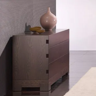 Cómoda em madeira escura de três gavetas com vaso decorativo no topo