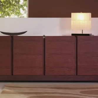 Aparador Una 240 em madeira escura com candeeiro e taça decorativa