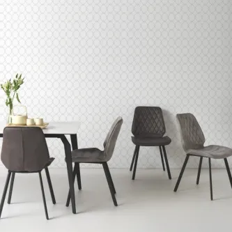 Cadeira Navarra, cadeiras sala jantar, quatro estofadas cinza com pés pretos junto a mesa