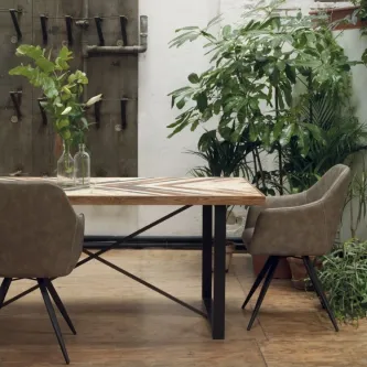 Cadeirão Múrcia bege estofado junto a mesa de jantar de madeira