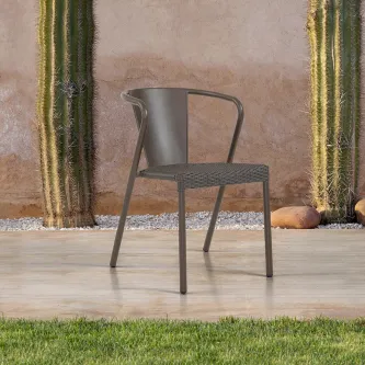 Desfrute de sua vida ao ar livre com conforto e estilo a cadeira de exterior ARL 5, para todas as suas necessidades!