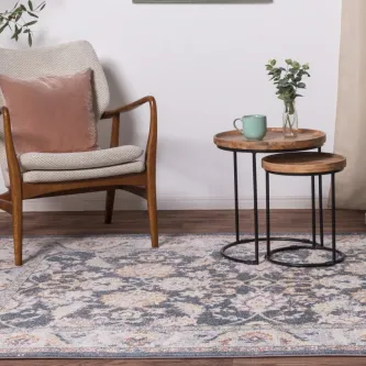Adicione um toque de natureza à sua casa com este lindo tapete Flores Farah. Seu design colorido e alegre é perfeito para dar vida a qualquer espaço.