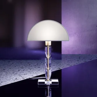 O Candeeiro de Mesa Prima é uma peça única e especial que combina o clássico com o moderno para criar um ambiente acolhedor e elegante na sua casa.