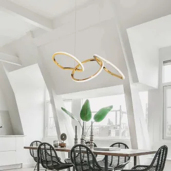 O candeeiro de teto Girish Triple é a escolha ideal para criar uma atmosfera acolhedora e moderna. Seu design elegante e sofisticado em preto e dourado vai certamente destacar qualquer ambiente.
