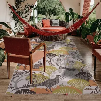 O Tapete Carol Jungle é um alegre e divertido tapete para as crianças, com cores vibrantes e divertidos animais selvagens. Uma excelente escolha para dar vida e cor ao quarto das crianças!