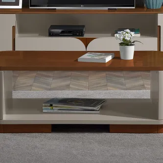 Mesa de centro Bello Verano em madeira castanha e base branca, prateleira com revistas e vaso.