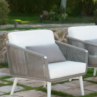 O Cadeirão Siena é a peça ideal para adicionar estilo e sofisticação ao seu espaço. Confortável e versátil, adapta-se a qualquer decoração!