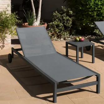 Descanse e relaxe com a espreguiçadeira Lagos, ideal para dias ensolarados!