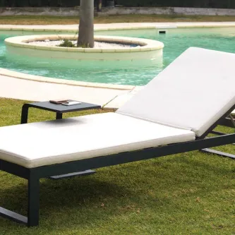 Relaxe e aproveite o momento! A Espreguiçadeira Porto é a companheira perfeita para dias de sol.
