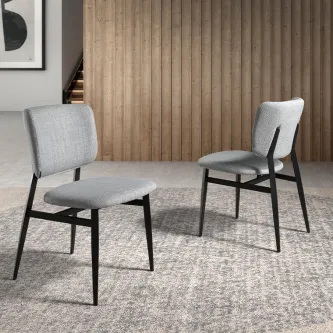 Cadeira Minimal cinzenta estofada com estrutura metálica preta e pernas anguladas