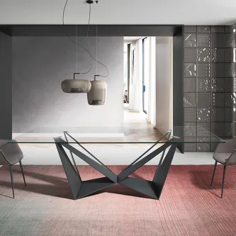 Mesa com tampo de vidro e base geométrica negra em triângulos