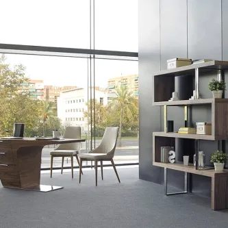 Estante Gratel em madeira com nichos abertos e objetos decorativos junto a janela ampla