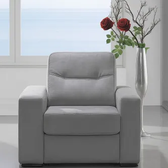 Maple Katia poltrona cinzenta moderna junto a vaso alto prateado com rosas