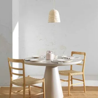 Cadeira nordic com corda em madeira natural junto a mesa redonda posta