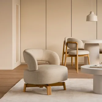 Cadeirão giratória Bogotá estofado creme com base em madeira clara