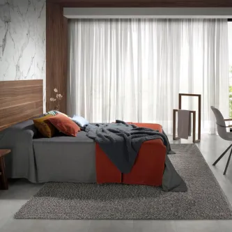 Quarto Noruega com cama de casal, cabeceira de madeira e cortinado branco