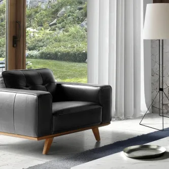 Maple Málaga poltrona de couro preto com pés de madeira junto à janela