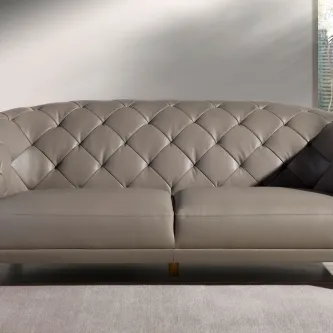 Sofá dois lugares Otami em pele bege com costas capitoné e almofada cinzenta