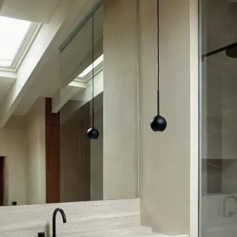 Candeeiro suspenso Lita preto em dupla sobre lavatório com espelho