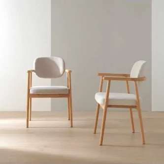 Cadeirão Gil com braços em madeira clara e estofos brancos, duas unidades.