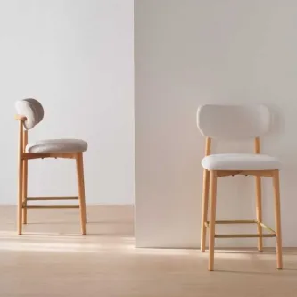 Banco para ilha Wanda em madeira clara com estofos brancos, duas unidades