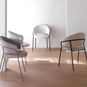 Cadeirão Oásis conjunto de cadeiras estofadas com braços e pernas metálicas