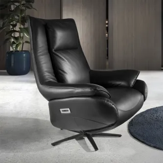 Poltrona giratória Filipe em pele preta com base metálica em estrela