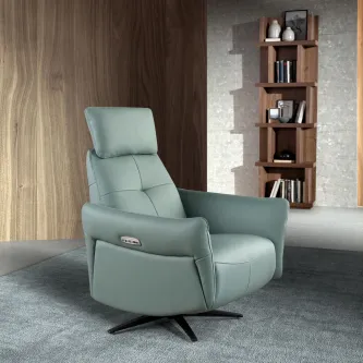 Poltrona giratória Marco verde água em pele, base preta giratória e estante ao fundo