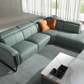 Sofá de canto Marco em tecido verde-água com duas almofadas laranja