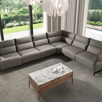 Sofá de canto Delia cinzento em L junto a mesa de centro mármore