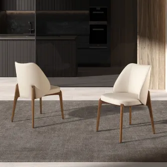 Cadeira Notil creme estofada com pés em madeira em sala de jantar moderna