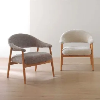 Cadeirão Wanda em madeira com estofos cinzento e branco, design contemporâneo