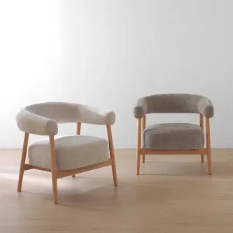 Duas poltronas Gilda estofadas cinza claro com pés de madeira