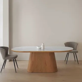 Mesa de jantar em carvalho com tampo Calacatta oval e duas cadeiras cinzentas