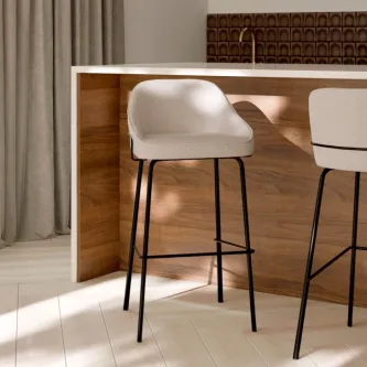 Banco alto para ilha Louis branco estofado com pés pretos