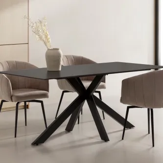 Mesa de cozinha preta retangular com base em X e cadeiras estofadas claras