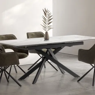 Mesa de jantar Belma extensível com tampo claro, base preta cruzada, cadeiras e vaso