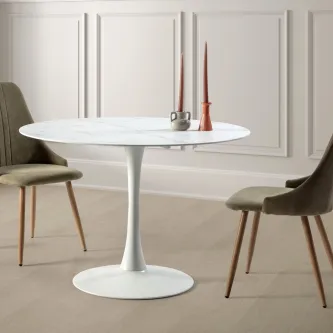 Mesa redonda branca Ada com base em pedestal, duas cadeiras e castiçais