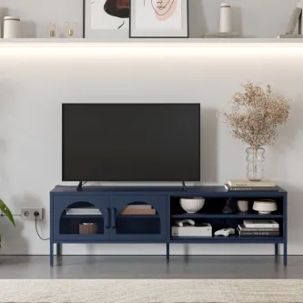 Móvel TV metálico Diora azul com portas arqueadas e prateleiras abertas, TV e vaso