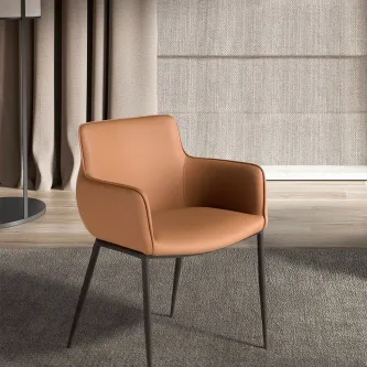 Cadeirão Feel em pele castanha, braços acolchoados e pernas finas em metal preto