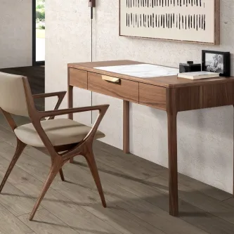 Cadeirão Marmol em madeira escura com assento estofado bege e braços curvados