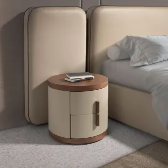 Mesa de cabeceira Feel redonda bege com tampo de madeira e gaveta junto à cama