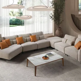 Sofá de canto Relax Feel cinzento claro com almofadas laranja, mesa de centro