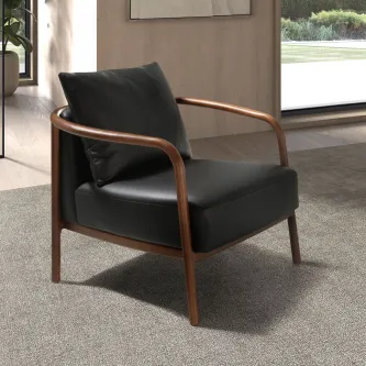 Poltrona Feel Peta em couro preto com estrutura e braços em madeira curva