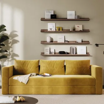 Sofá-cama Mist mostarda em sala minimalista com prateleiras de madeira